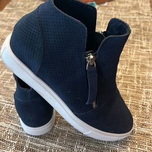 Steve Madden Blue Wedge Summer Mid top Sneakers with zippers- 7.5. EUC.